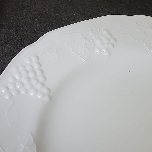 Vtg Harvest Milk Glass Dinner Plates 9 7/8" Colony Grape & Leaf Pattern Set Of 2 - Picture 3 of 6